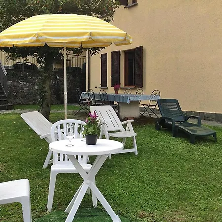 Directly On The Lake Paganini Flats In דירה *